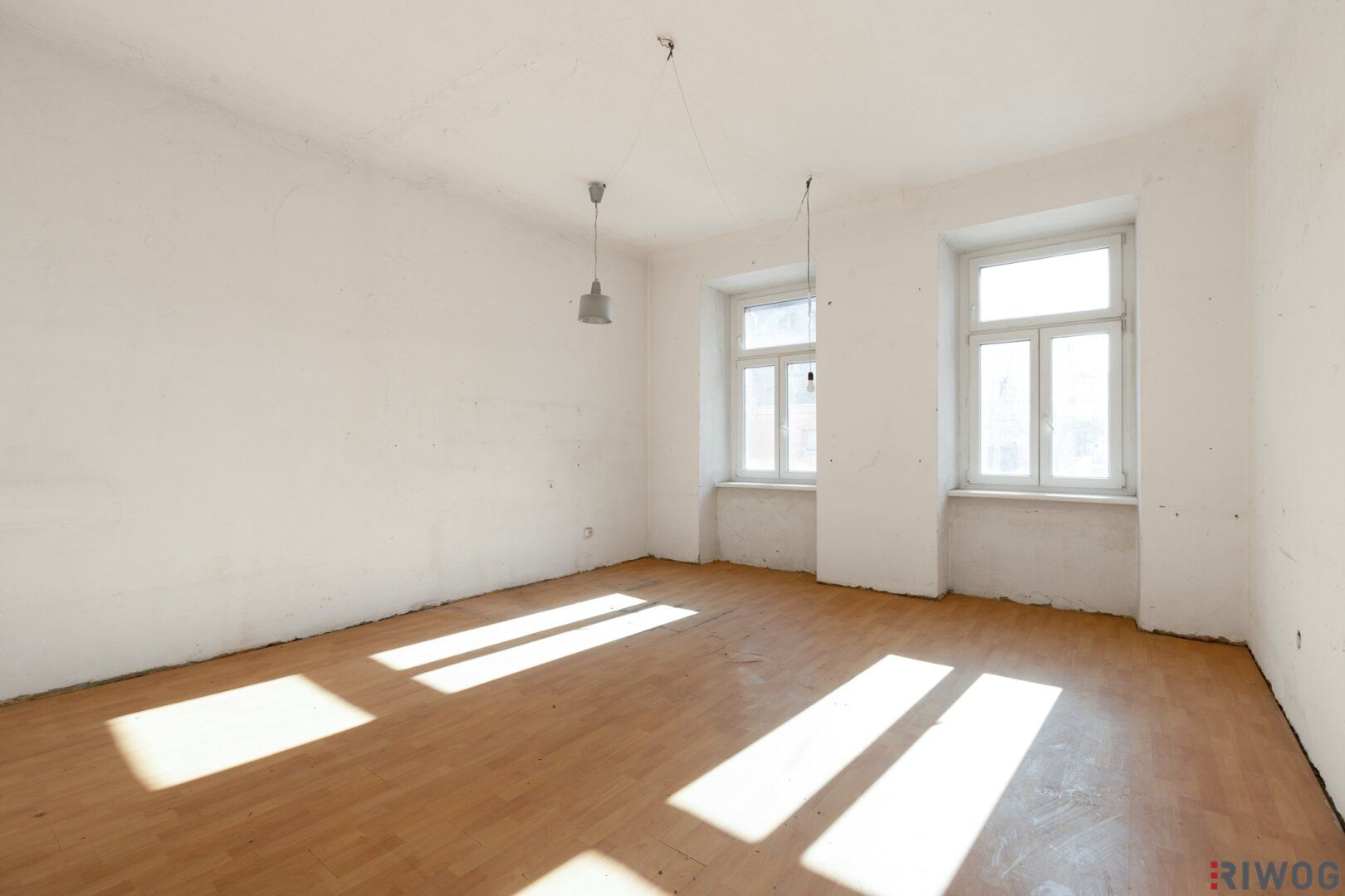 Sanierungsbedürftige Altbauwohnung mit baubewilligtem Balkon | Nähe Matzleinsdorfer Platz (S-Bahn-Station und künftig U2-Station)