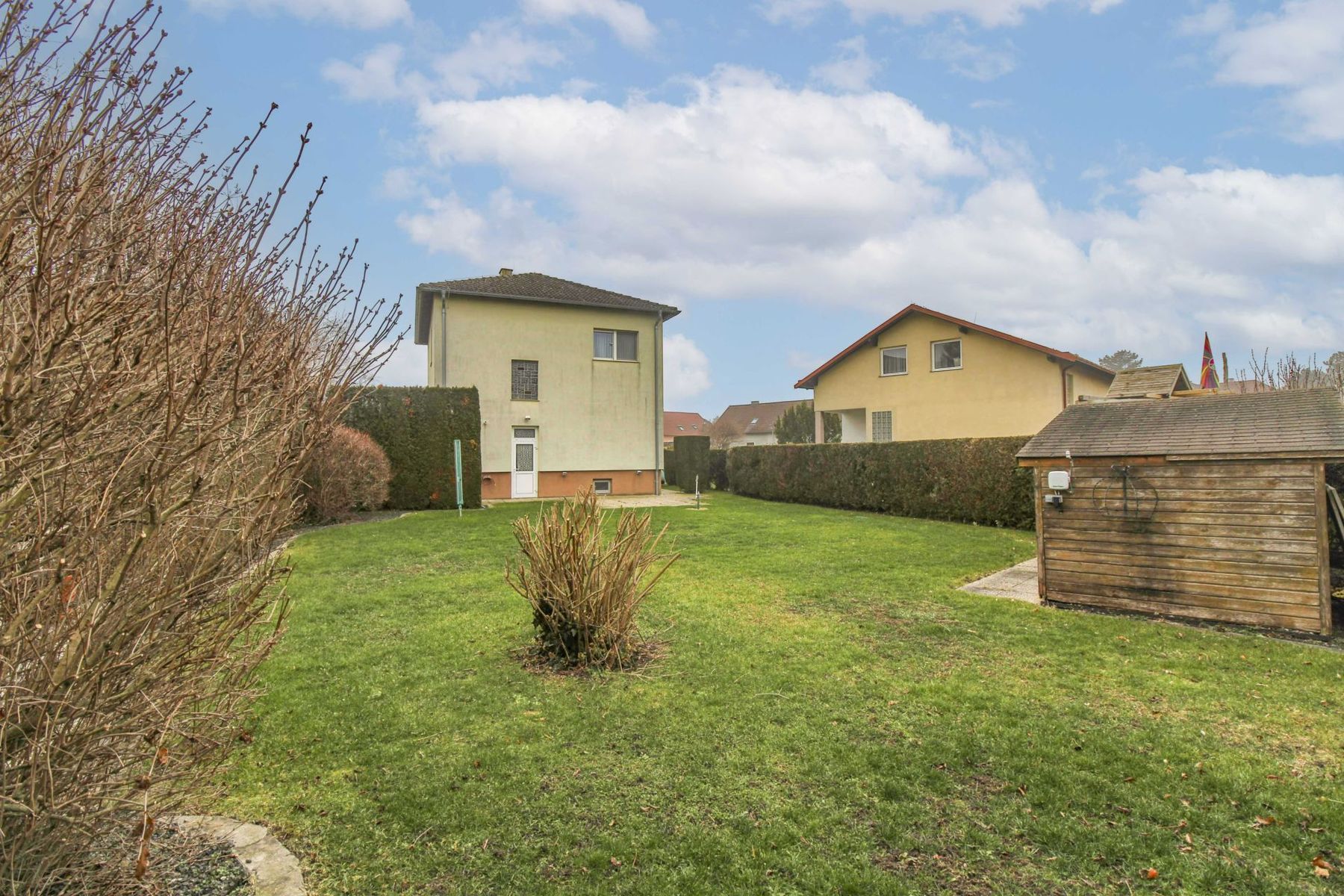 Platz für die ganze Familie! Charmantes Einfamilienhaus mit Gartenidylle und Garagenstellplatz