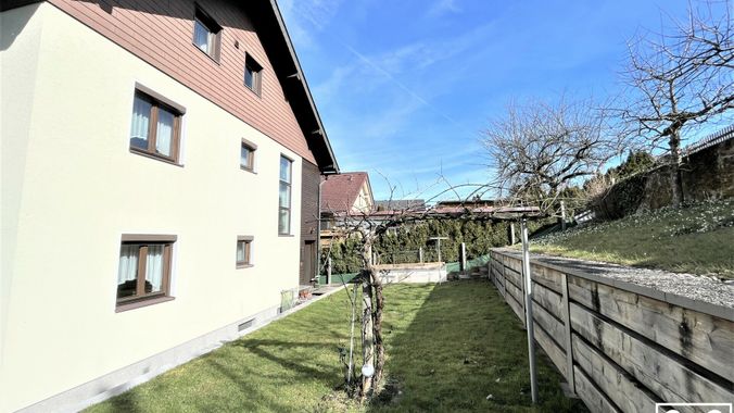 Haus hinten mit Garten
