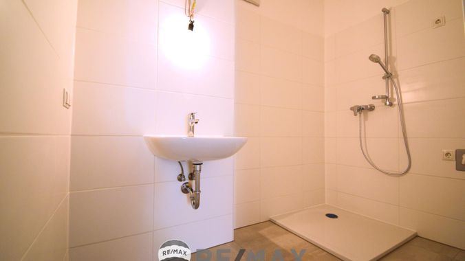 Badezimmer (Duschwand wird noch montiert!)