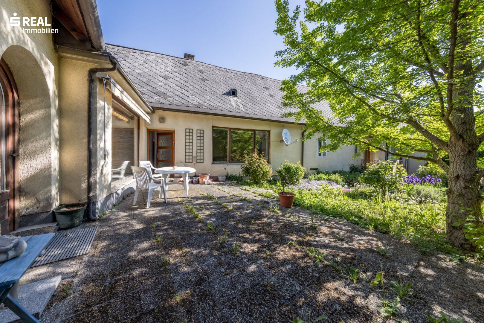 Platz trifft Potenzial - Wohnhaus mit Innenhof und Doppelgarage