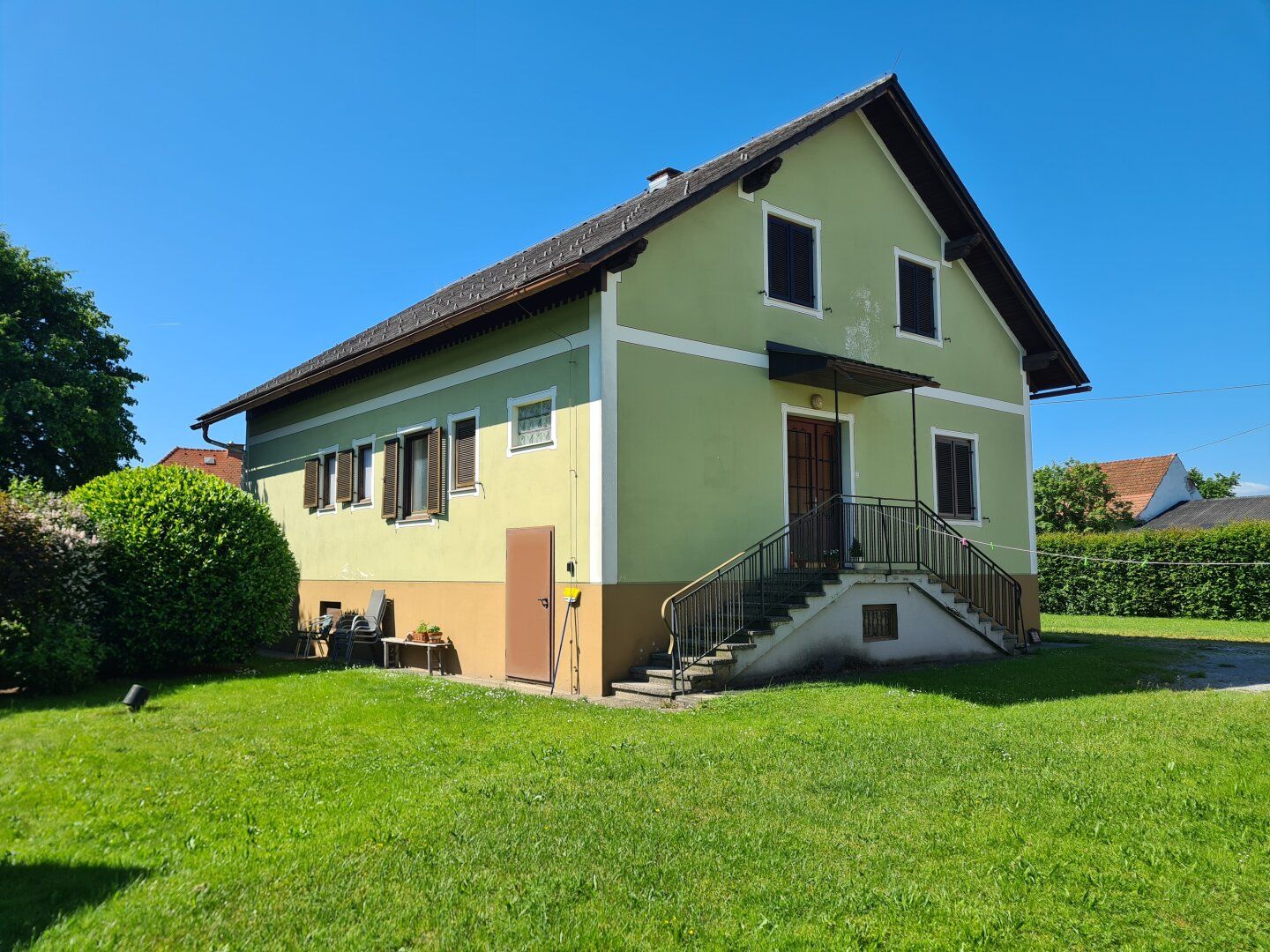 Großzügige Hofstelle im Bauland mit Wohnhaus sowie vier weitere Nebengebäude in zentraler Lage