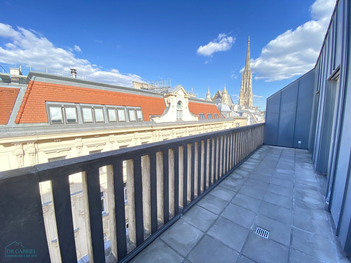 INNENSTADT-DACHGESCHOSS-WOHNUNG MIT TERRASSE
