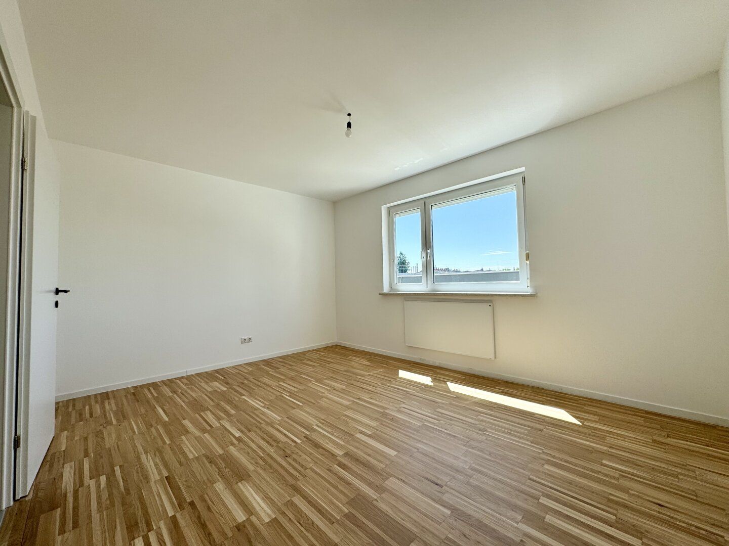 Erstbezug nach hochwertiger Renovierung! 3-Zimmer-Wohnung mit Loggia in zentraler Lage
