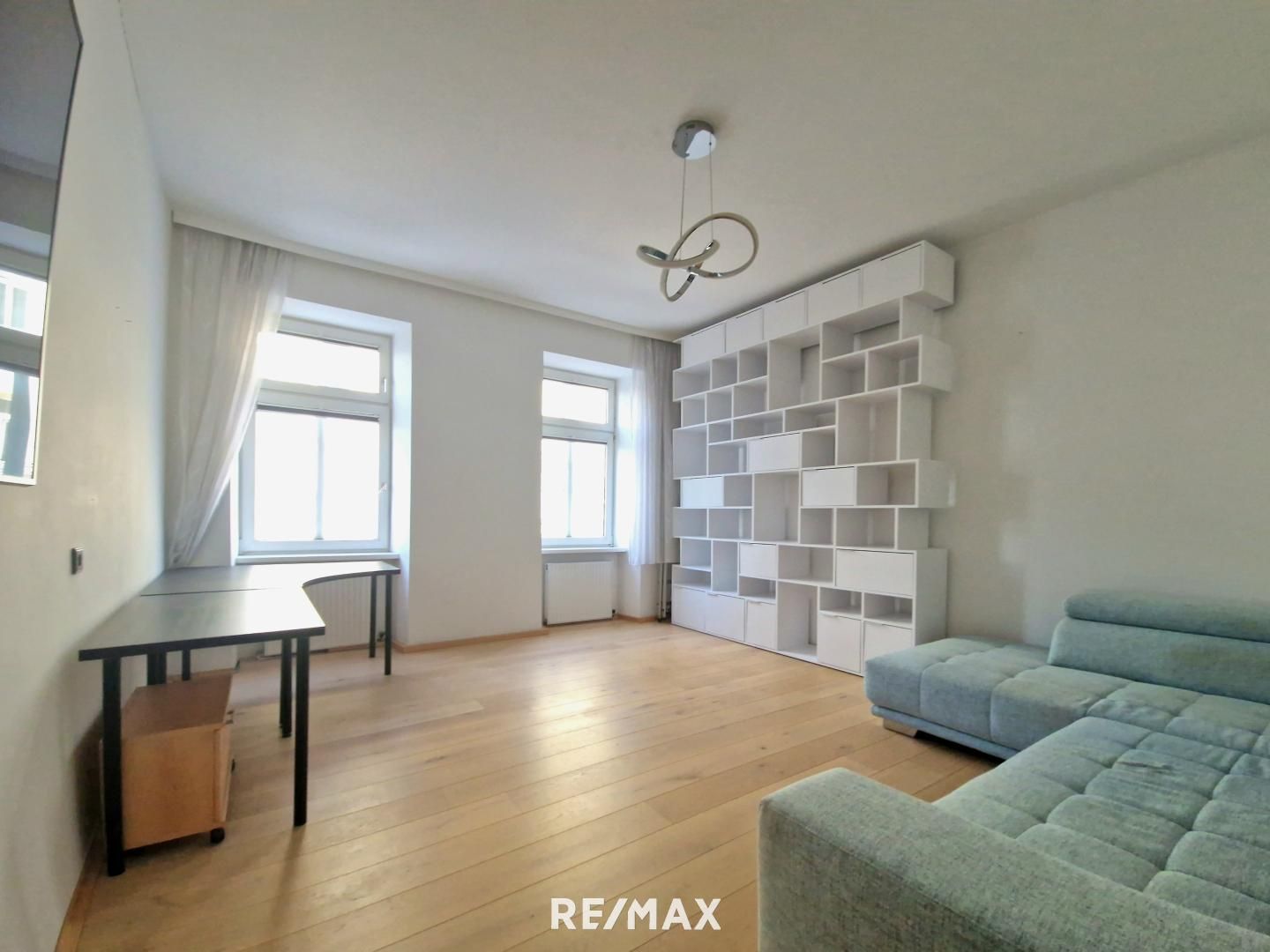 2-Zimmer-Altbauwohnung nahe U1 | Balkon vorübergehend bewilligt
