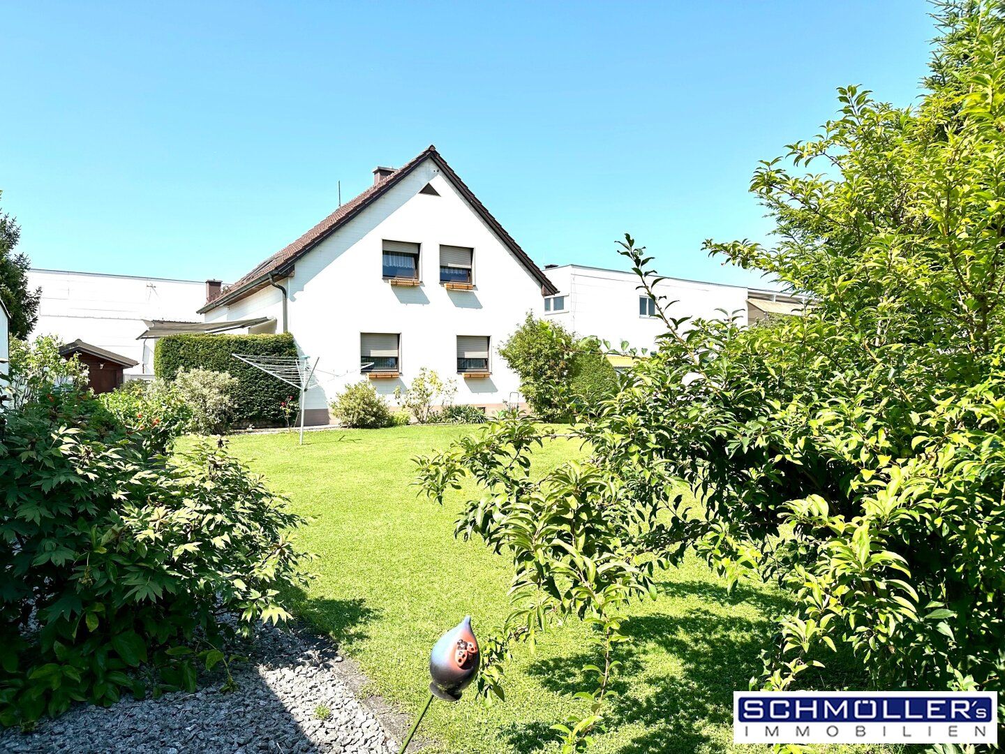 Ein- oder Zweifamilienhaus mit kleinem Pool und großem Garten