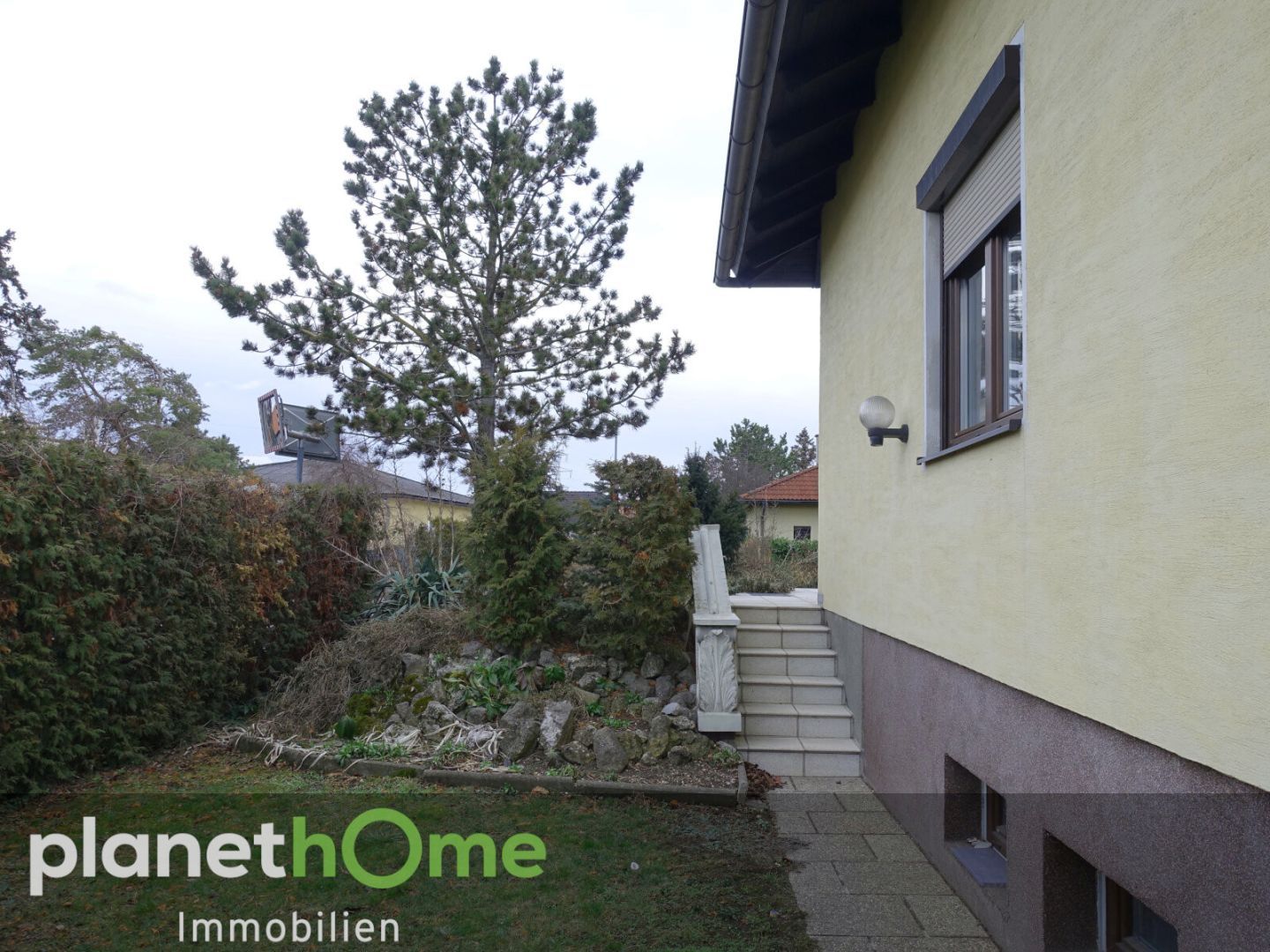 Eckgrundstück mit Familienhaus
