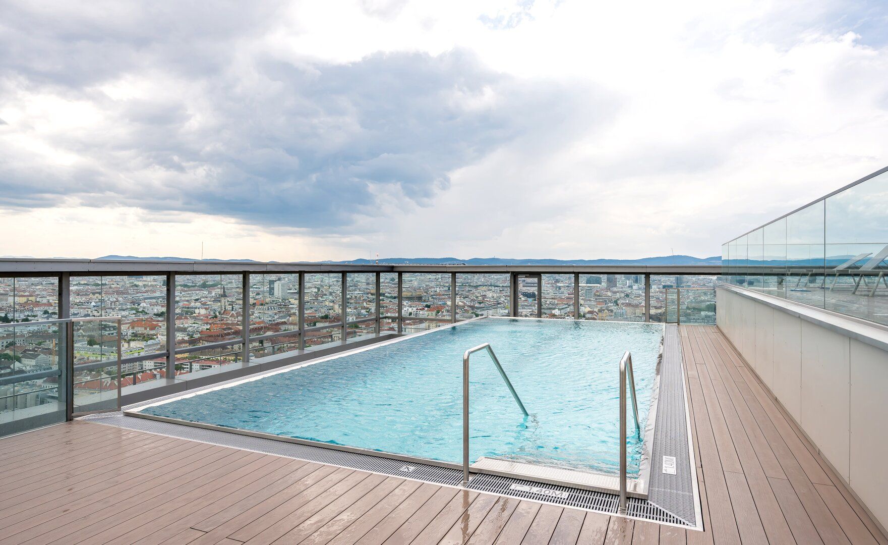 ++WEITBLICK++ 2-Zimmer-Traumwohnung im 25. Stock des TRIIIPLE Towers mit Dachpool & Top-Anbindung