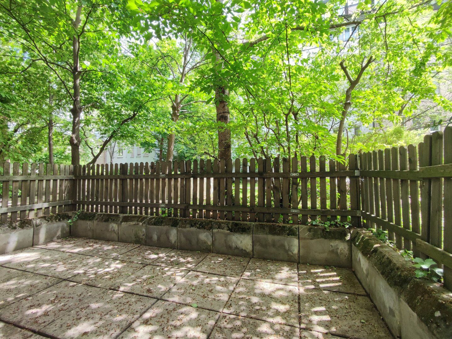 IDYLLISCHER GRÜNBLICK: Terrassenwohnung in begrüntem Innenhof