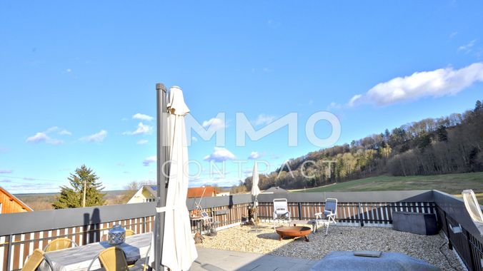 Sehr geräumige, sonnige Terrasse