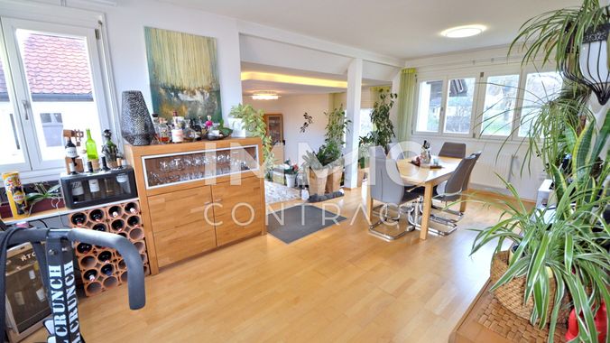 Essbereich mit Blick ins Wohnzimmer