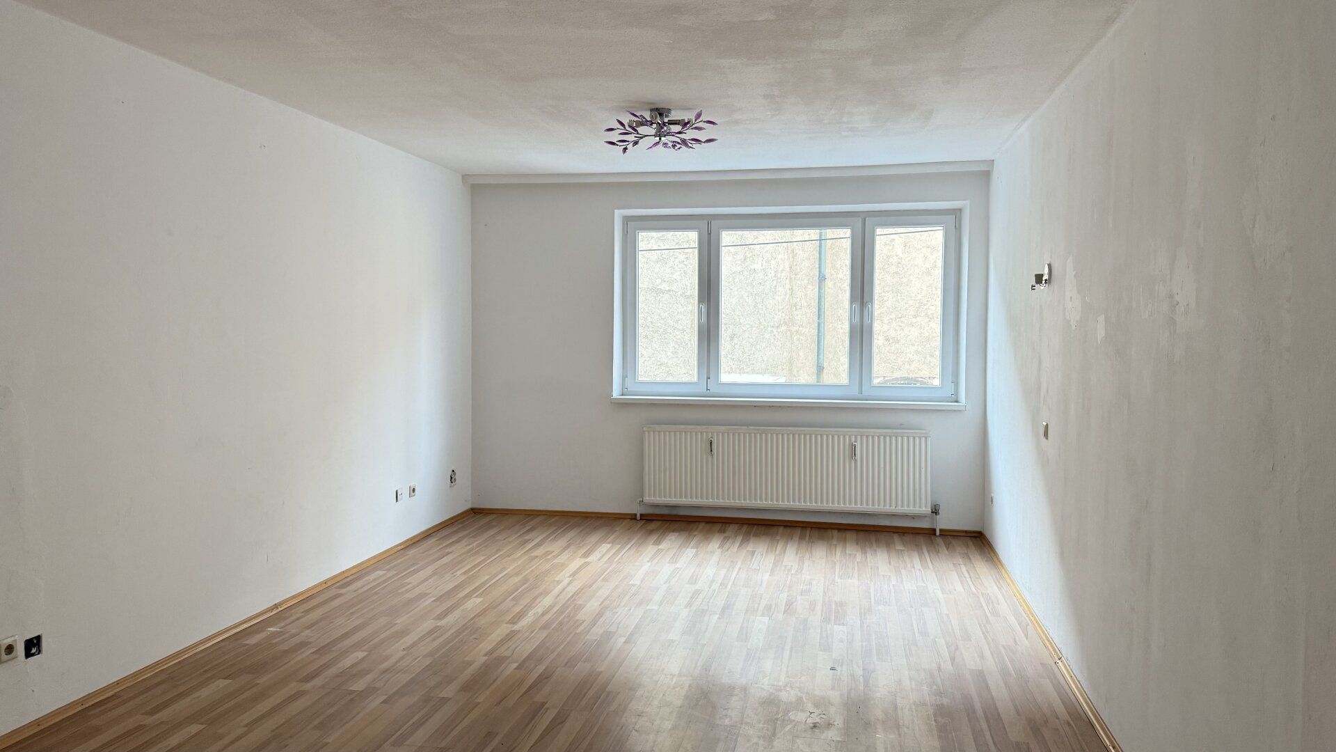 Kirchstetterngasse: 2 Zimmer mit separater Küche (zenral begehbar) im Ersten Liftstock!