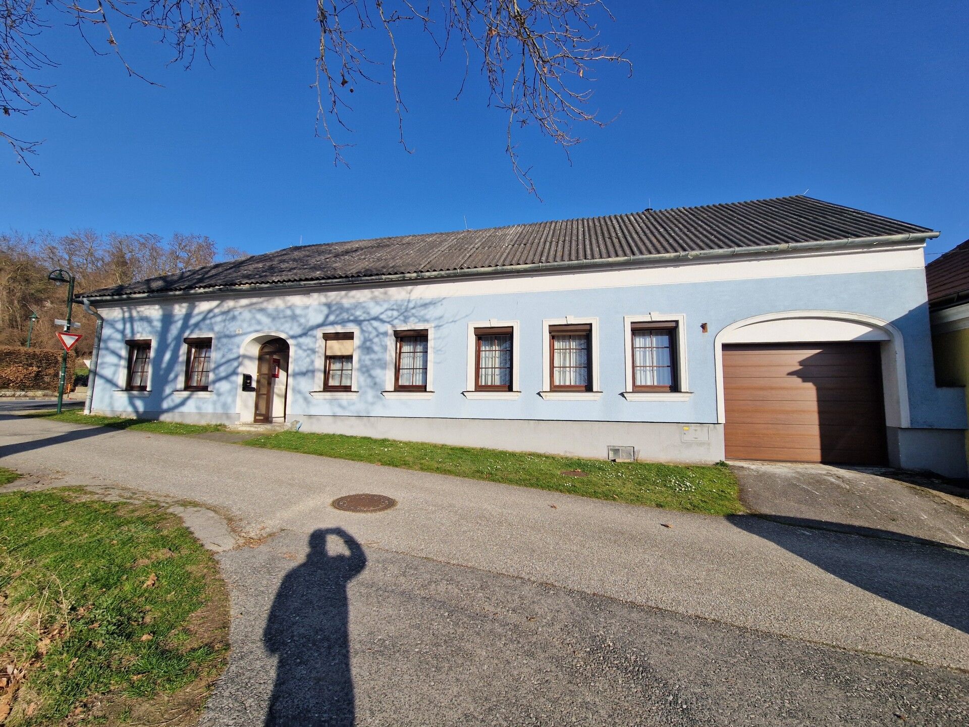 ACHTUNG TIERLIEBHABER: BAULANDRESERVE ODER FAMILIENWOHNSITZ MIT NEBENGEBÄUDEN, HALLEN & GARAGE MIT VIEL PLATZ FÜR HOBBIES ODER BERUF, BASTLER, AUTOSAMMLER UND GESCHLOSSENEM INNENHOF