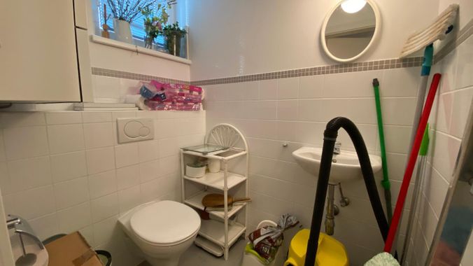 9. WC mit Handwaschbecken