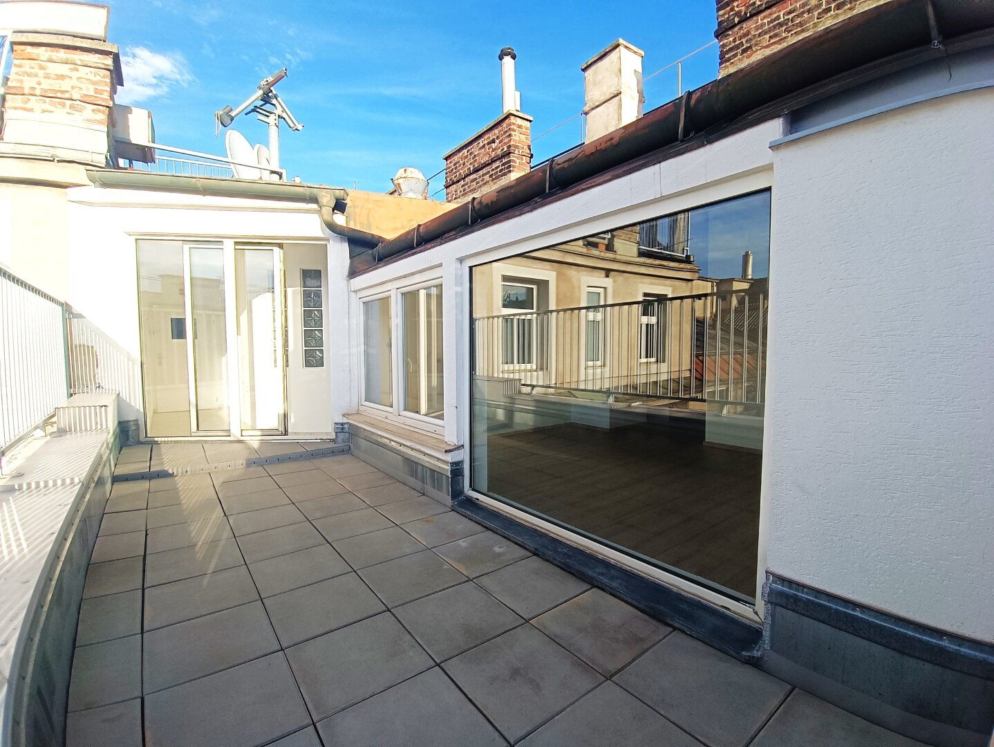 Großzügige Dachgeschoss-Wohnung mit Terrasse und Innenhoflage! Nähe Servitenviertel und U4 Friedensbrücke!