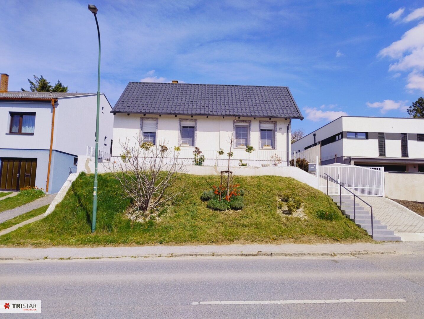 Top-ausgestattetes Wohnhaus mit gepflegtem Garten – pohled 2