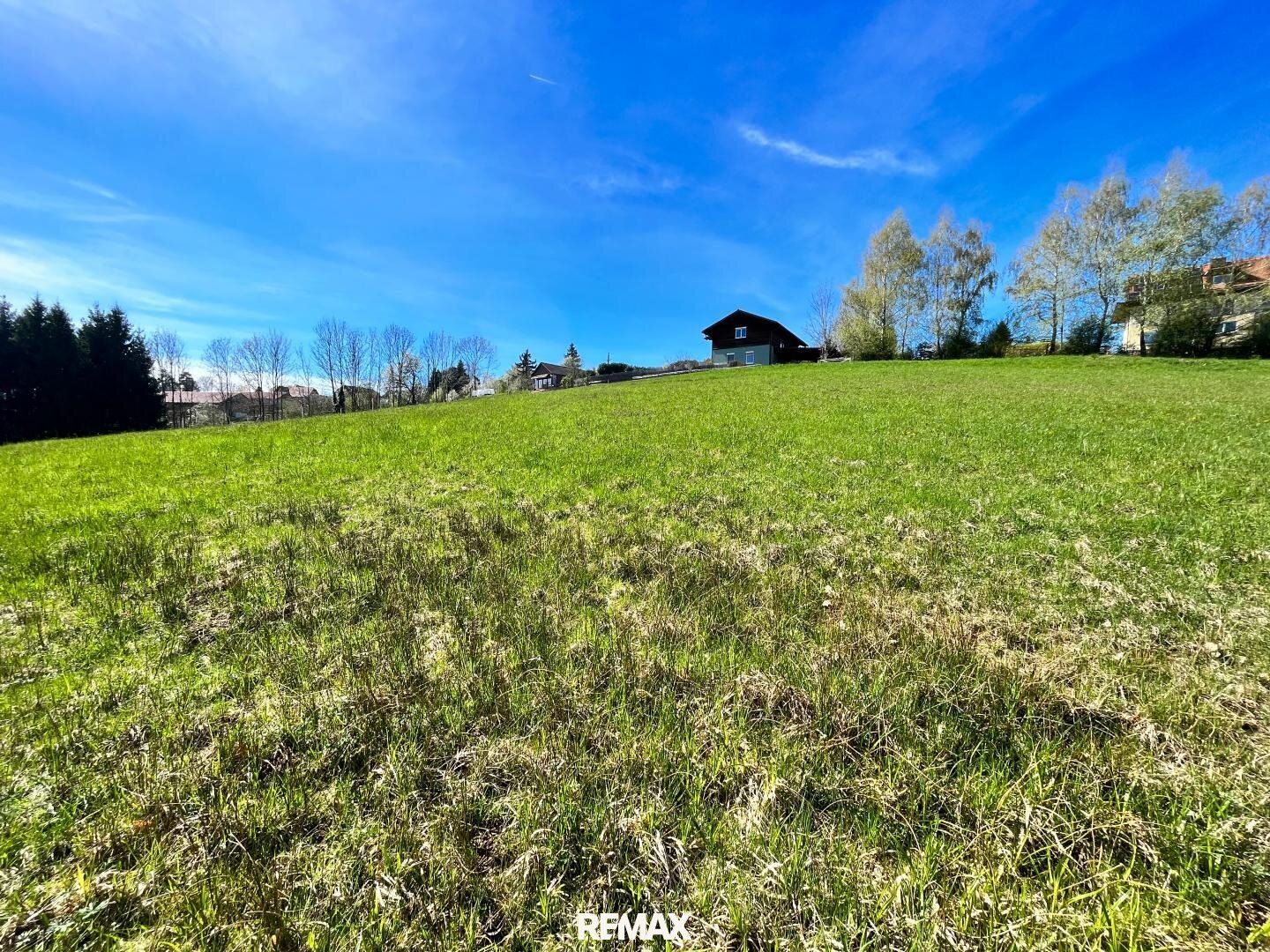 SOMMERAKTION: Baugenehmigung bereits erfolgt, 1.352 m² sonniges Grundstück! - Mehr