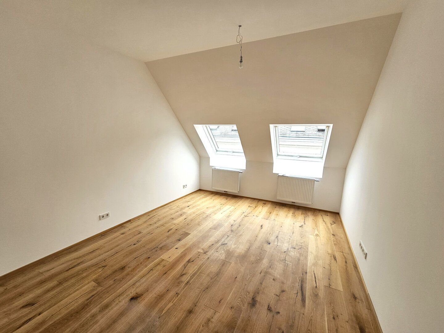 Ruhige, helle, klimatisierte DG-Wohnung nahe Schönbrunn, 4 Min. zur U-Bahn, neue Küche