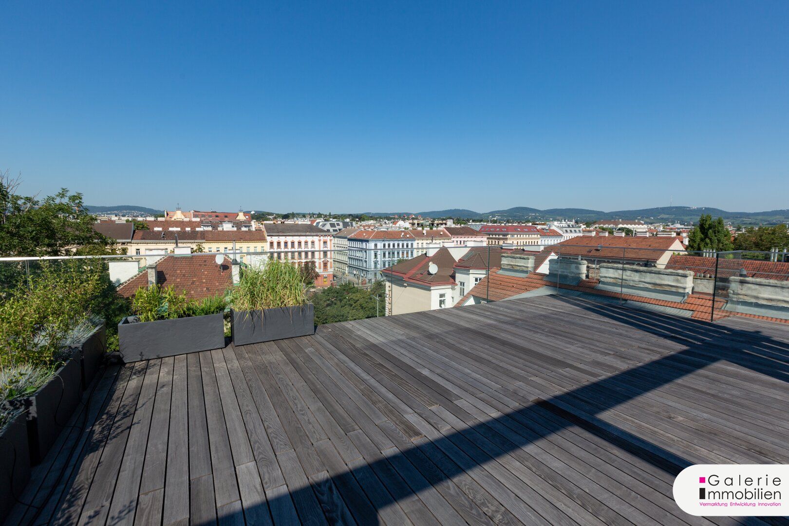 Spektakulärer Blick - Erstbezugsmaisonette im Stilaltbau - große Terrasse - Garage im Haus