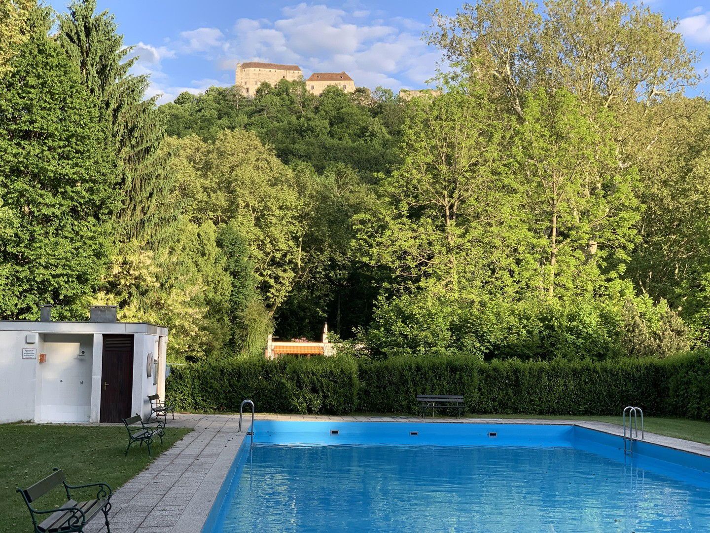 Wohnen im Schlosspark Seebenstein nahe Wien - Mitten im Park mit Pool