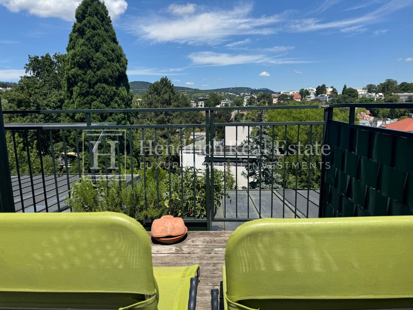 Stilvolle solitäre 3-Zimmer-Dachterrassenwohnung mit Kahlenbergblick, direkter Liftfahrt & Garage