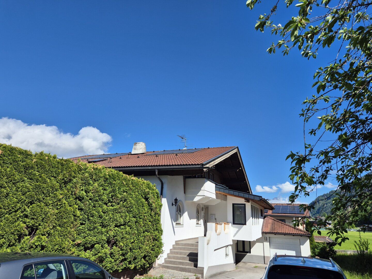 Wohlfühlwohnung ! Gepflegte 4 Zimmer-Wohnung mit 2 Bädern , 2 Balkone und 2 Parkplätze !