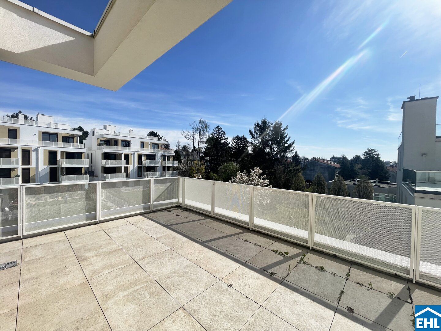 3-Zimmer-Dachgeschoß-Wohnung mit großer Terrasse und Pool!