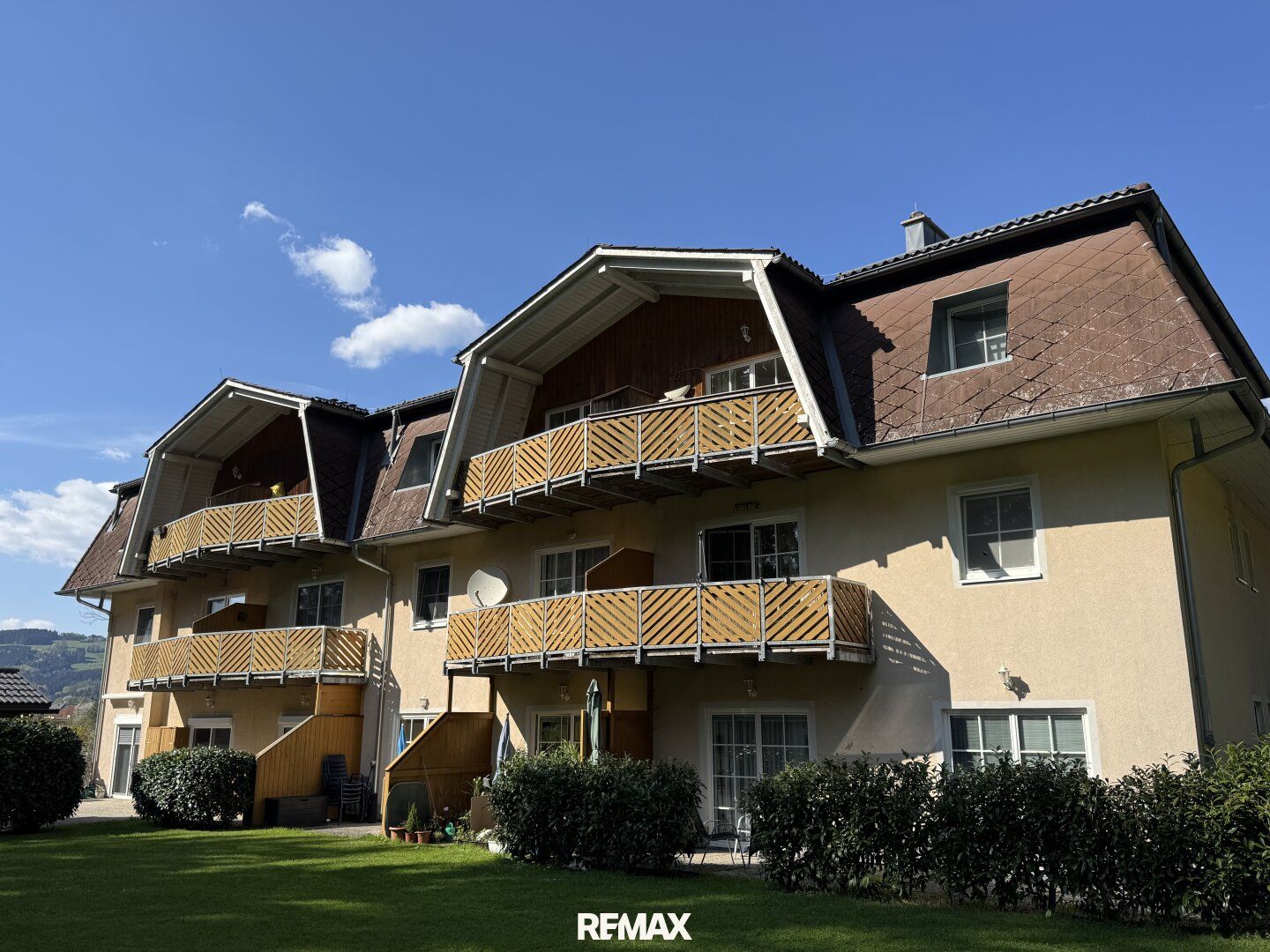 Charmante 3-Zi DG-Wohnung mit moderner Küche - RUHIGE Aussichtslage - Loggia & Carport