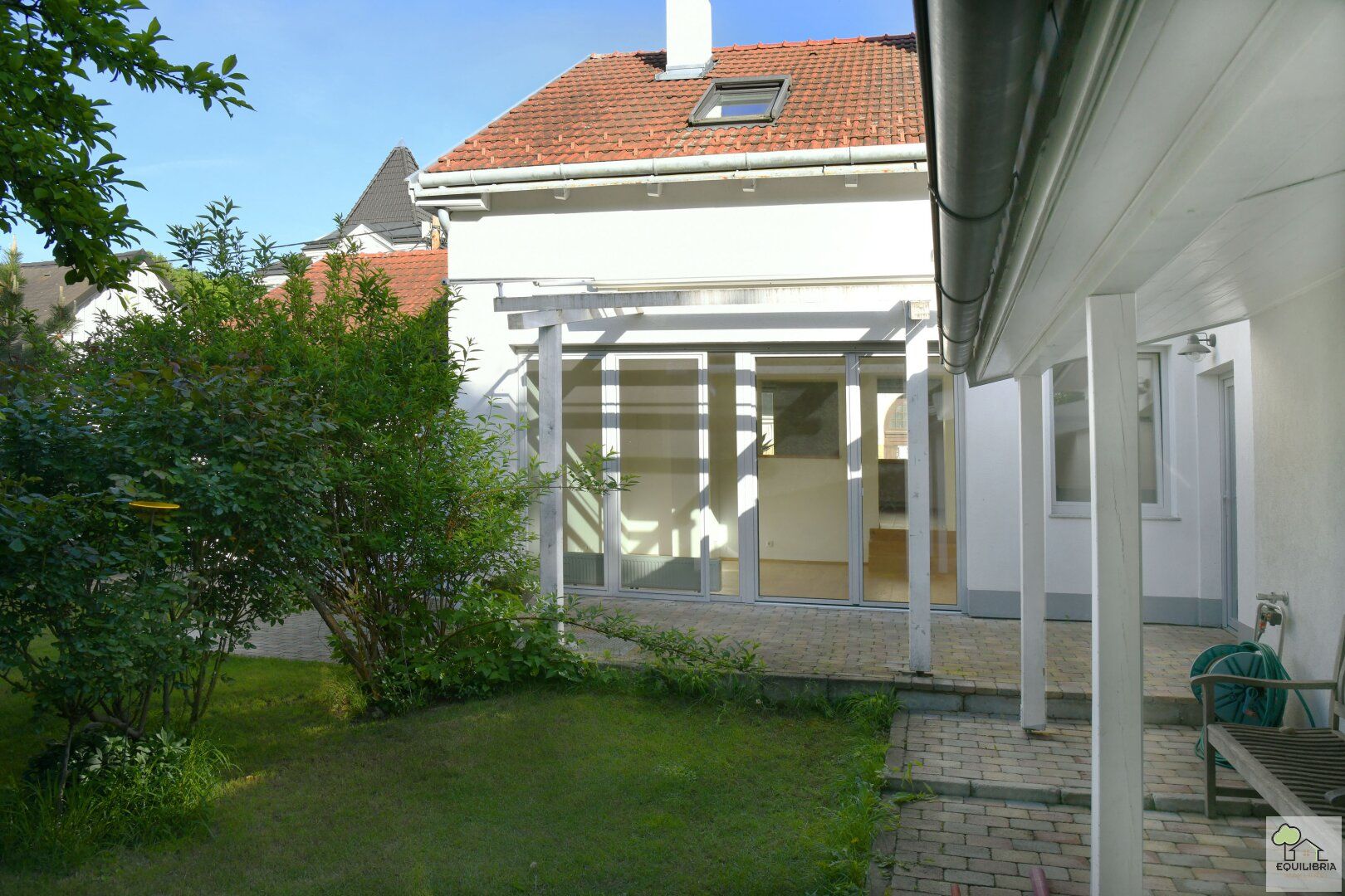 Seltene Gelegenheit!! Ein sehr charmantes Einfamilienhaus wurde hochwertig renoviert und wartet auf einen neuen Eigentümer.