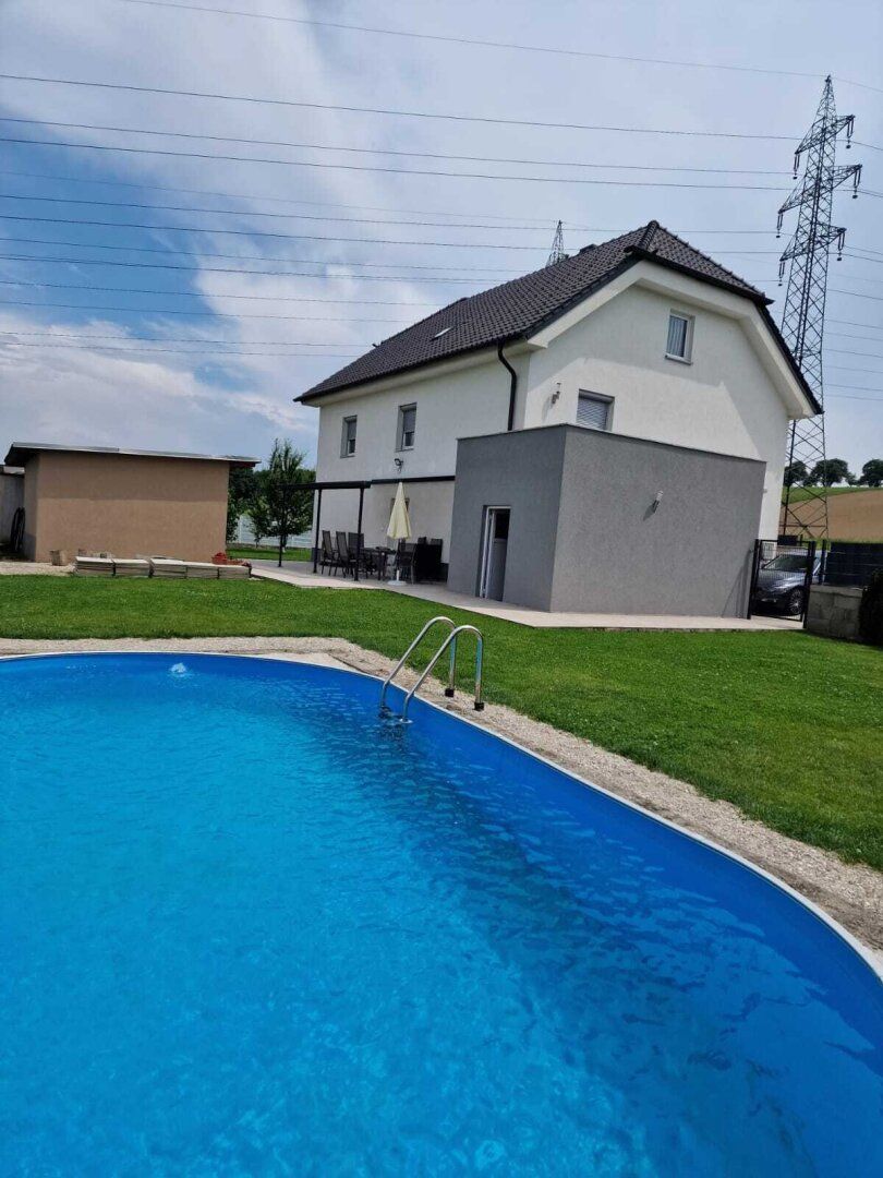 Generalsaniertes Einfamilienhaus mit Pool und viel Grund