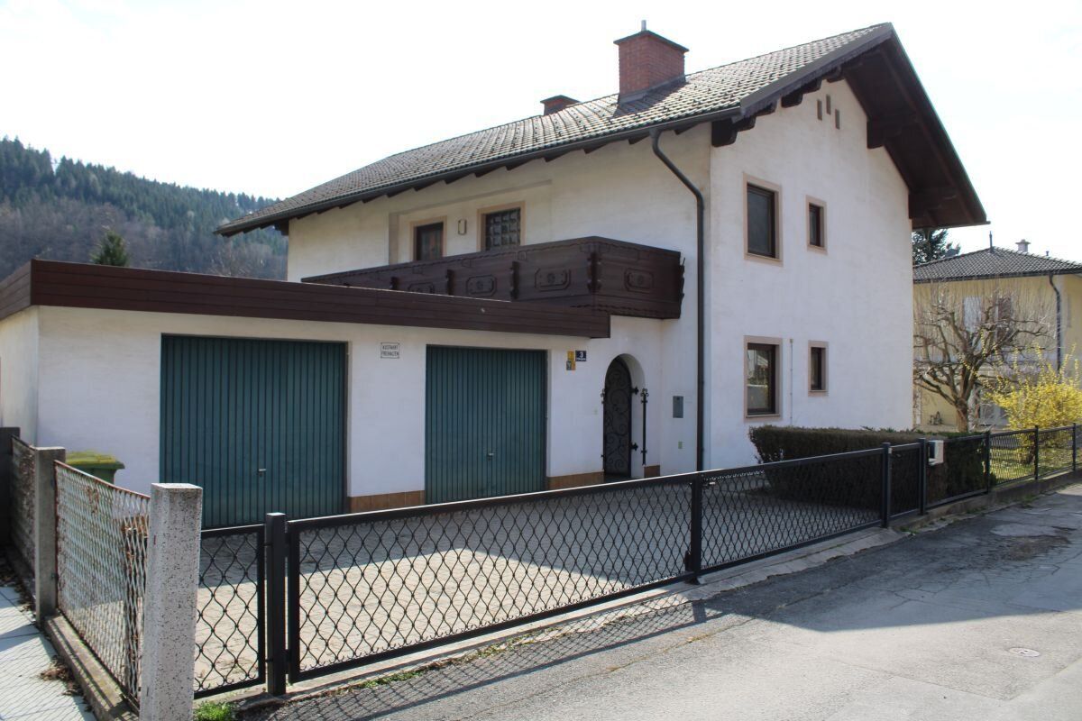 Großzügiges Ein- / Zweifamilienhaus in Top Zustand mit Terrasse, 2 Balkonen und 2 Garagen