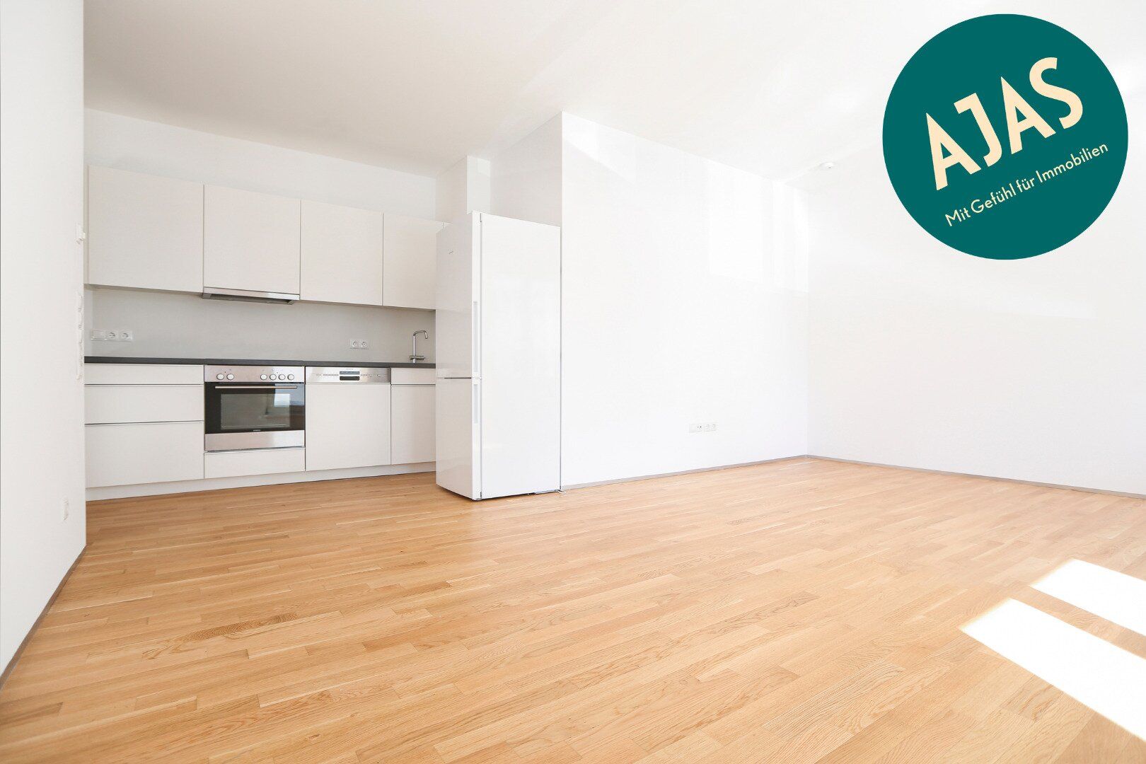 Wunderschön: 2 Zimmer, Terrasse, Paketanlage und Service-App