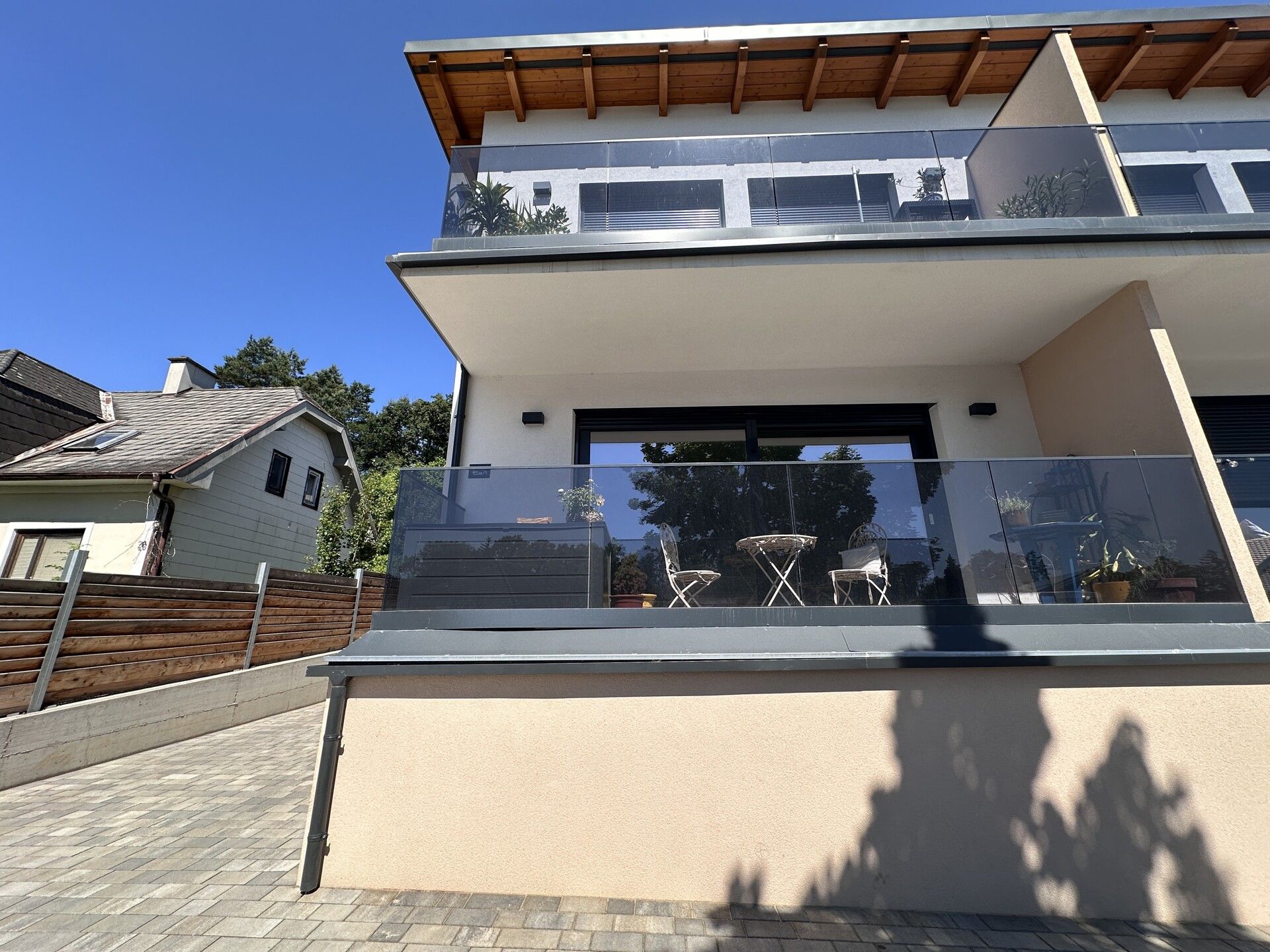 Moderne Doppelhaushälfte mit Balkon, Terrasse und Keller