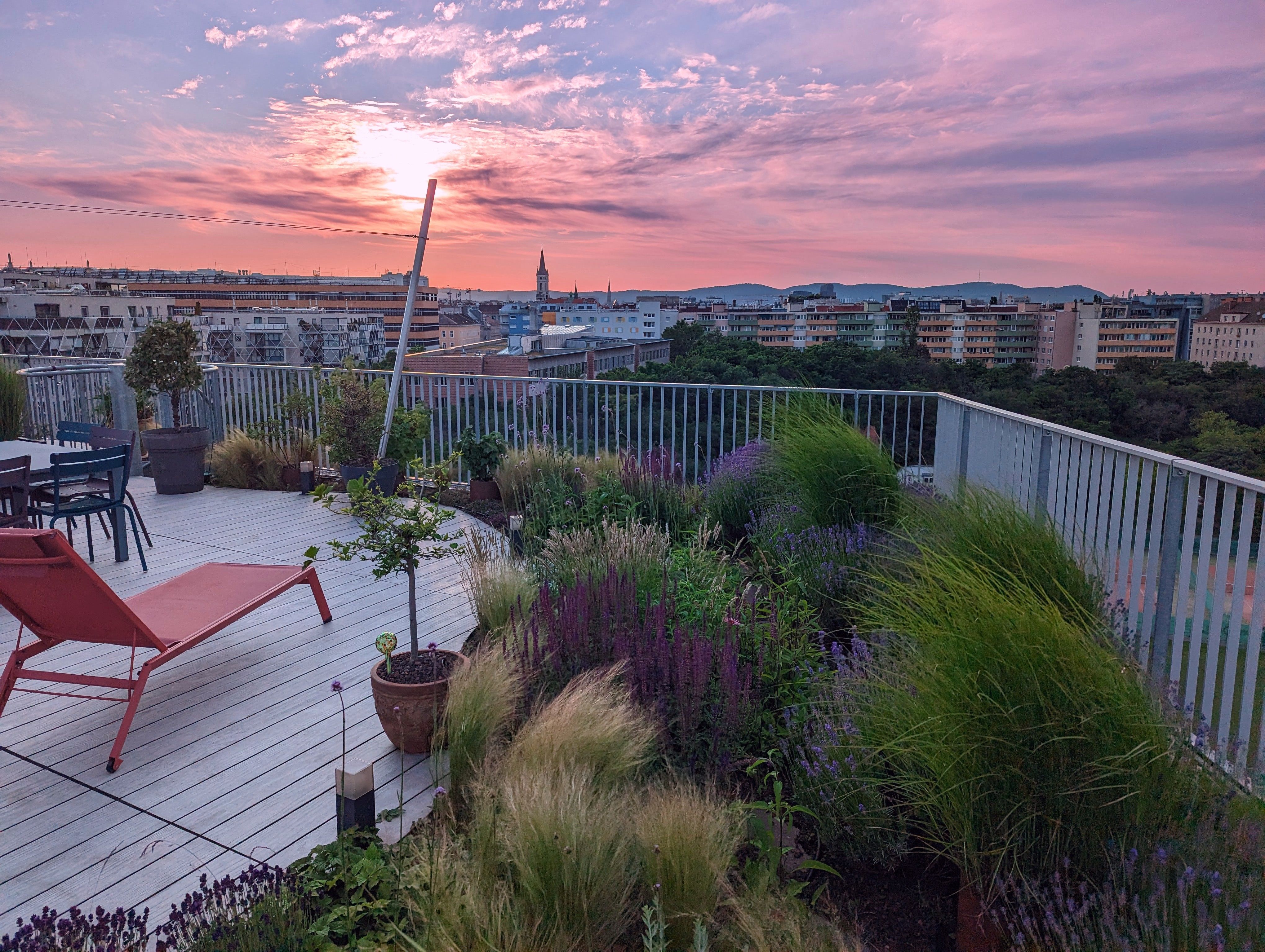 **Exklusive Dachgeschosswohnung mit Pool und Dachgarten - Privatverkauf