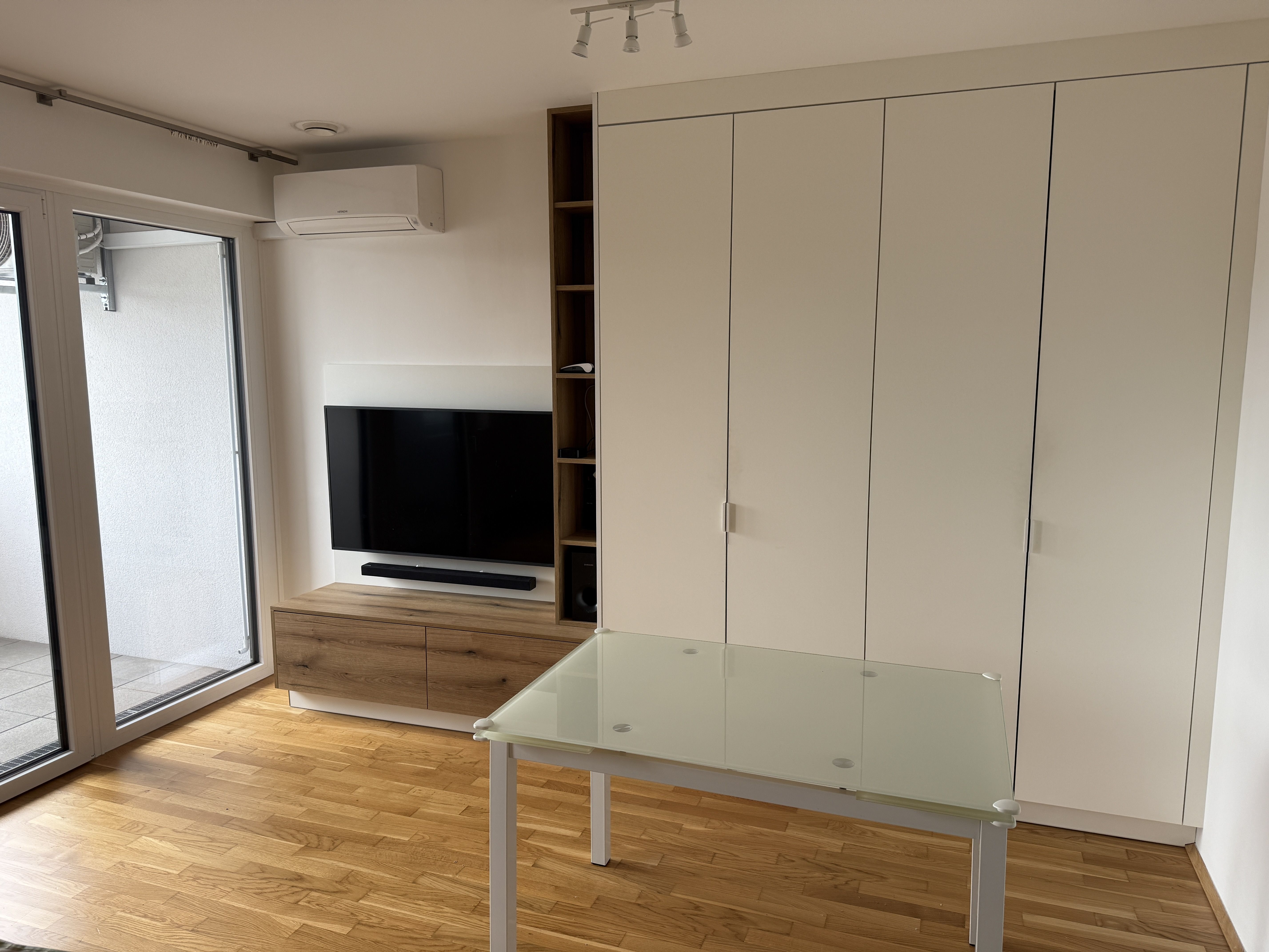 Klimatisierte 3-Zimmer-Wohnung inkl. Parkplatz nähe Musiktheater und Hauptbahnhof, mit Einbaumöbeln
