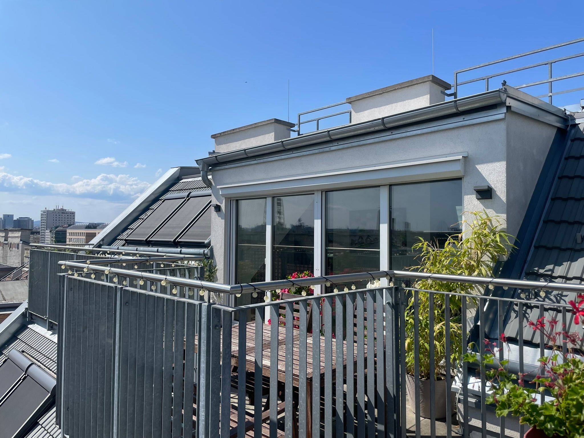 PROVISIONSFREI! Traumhafte Maisonette-Dachgeschosswohnung+Terrasse *Vollklimatisiert* Top Lage U1/U2