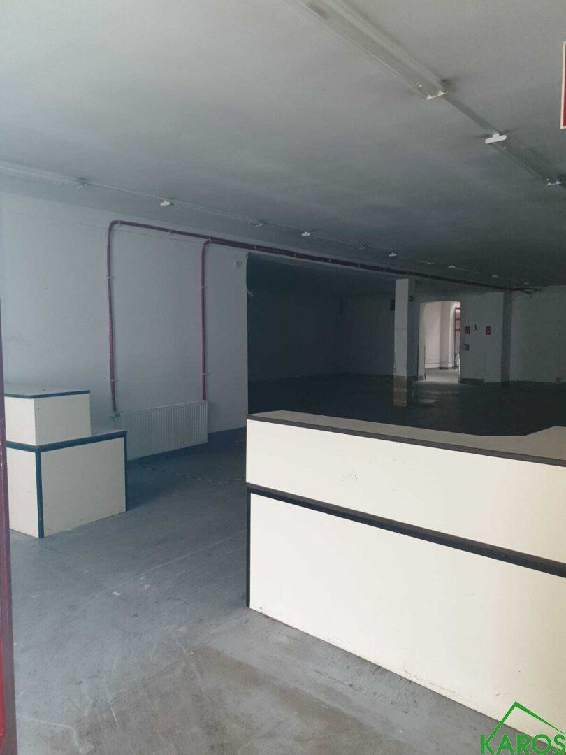 Große Lagerflächen 1.258 m² in Hetzendorf mit 14 Stellplätzen - jetzt mieten! - Mehr