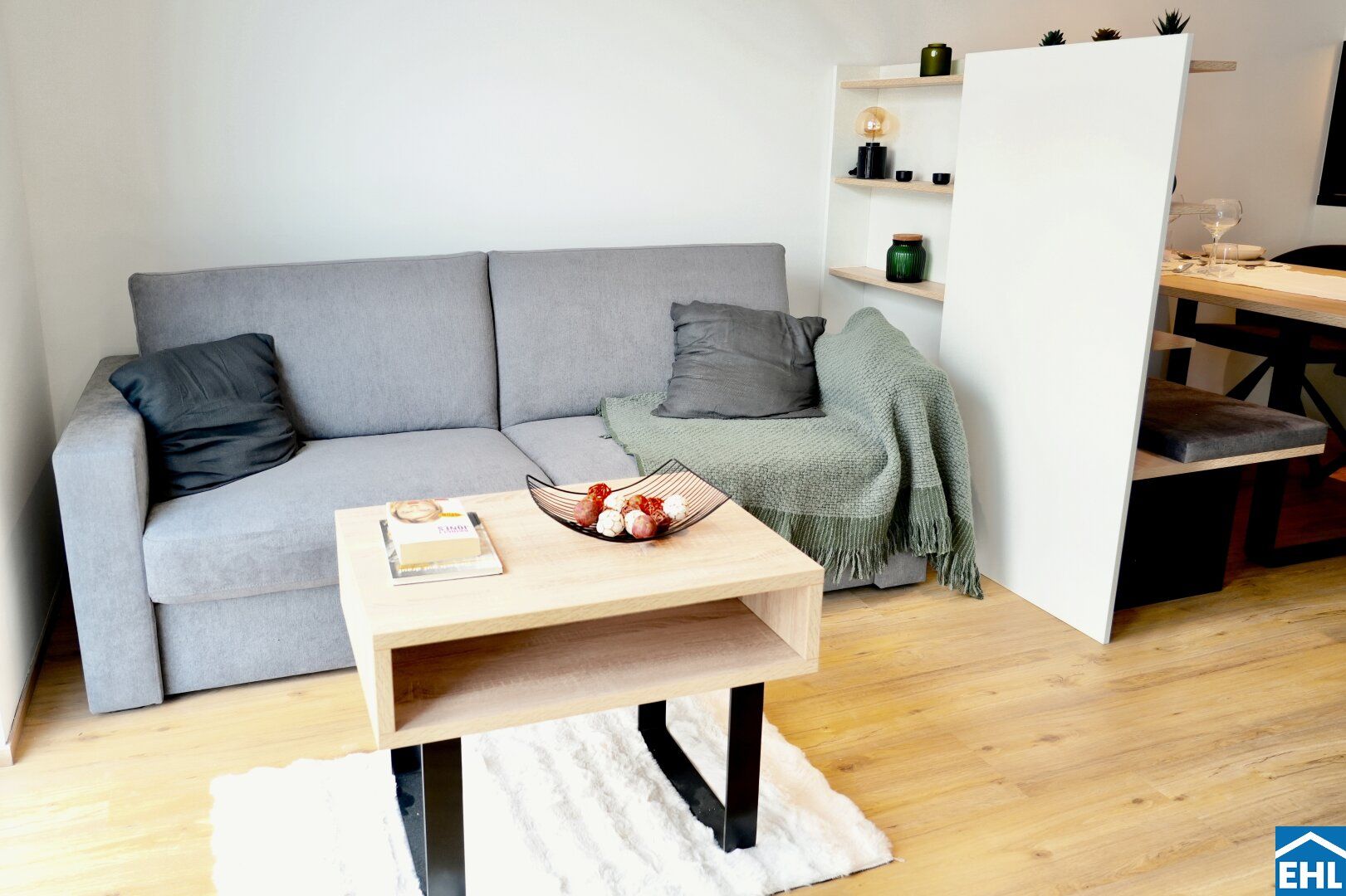 Top-2-Zimmer-Wohnung im High Five Tower - Mit Loggia, Einbauküche und hervorragender Verkehrsanbindung!
