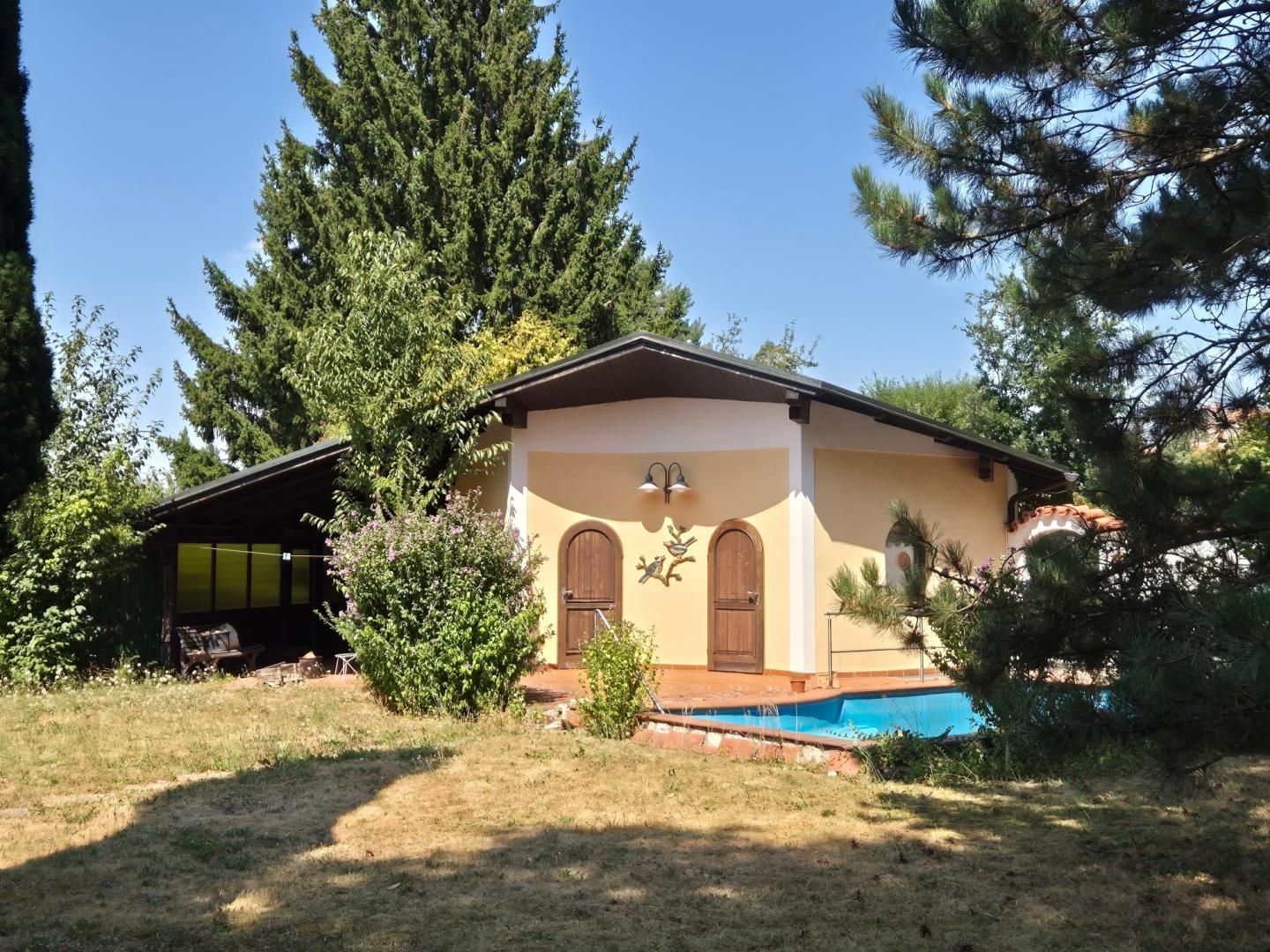 GRUNDSTÜCK IN ZENTRUMSNÄHE MIT GARAGE, POOL UND POOLHAUS