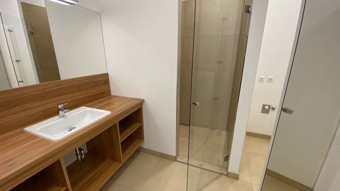 Blick ins Bad mit Dusche & Waschmaschinenabteil daneben!