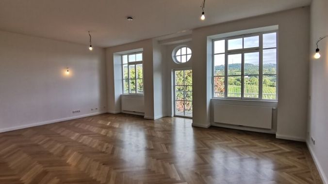 Wohnzimmer mit Ausgang auf Terrasse