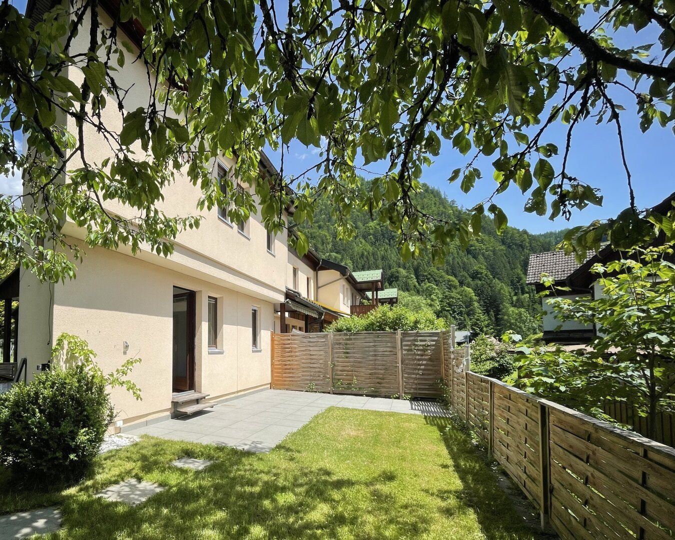 Charmante Maisonettenwohnung in ruhiger Reihenhausanlage mit Terrasse, Garten und Parkplatz!
