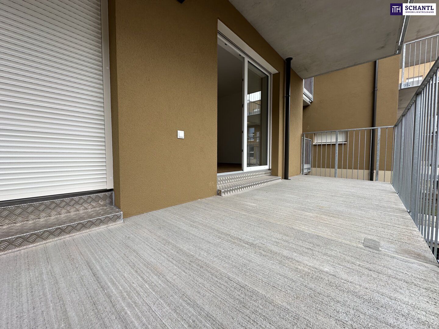 PERFEKT! Lassen Sie sich begeistern! Helle 2-Zimmer-Neubauwohnung mit großzügigem Balkon, exklusiver Tischlerküche und Tiefgaragenplatz.