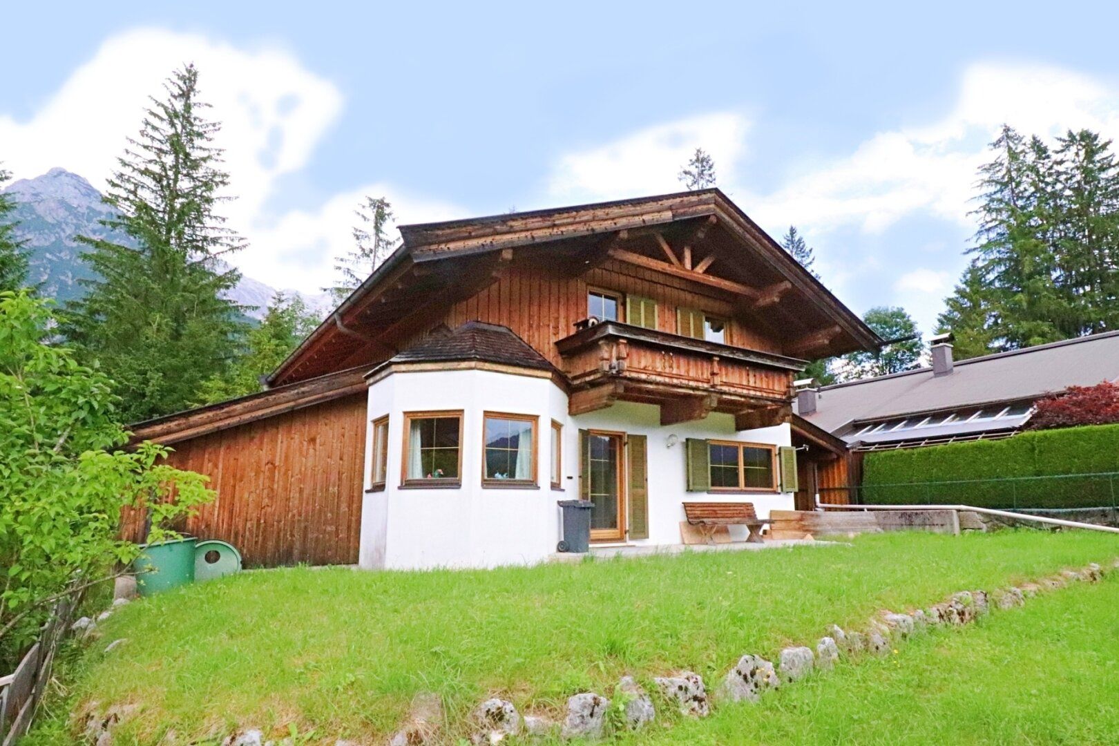 Traditioneller Tiroler Holzhaus-Charme mit Panoramablick