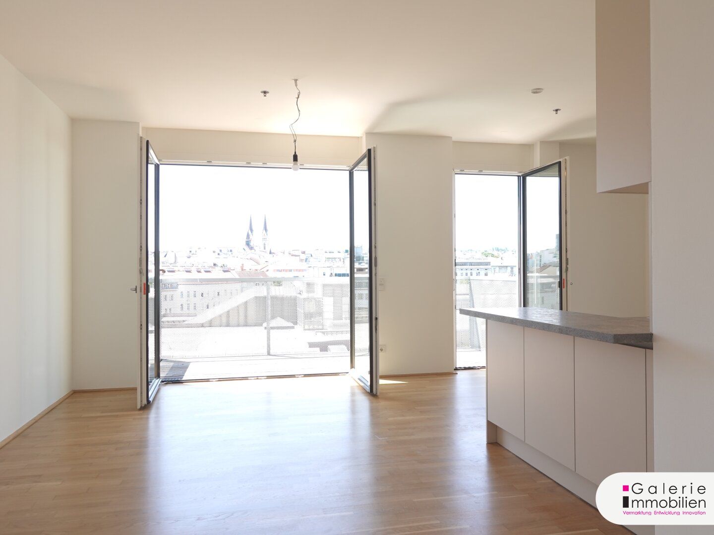 VIDEO: Sehr schöne, hochwertige 4-Zimmer-Balkon-Wohnung mit 2 Bädern und Panoramablick im Althanpark!