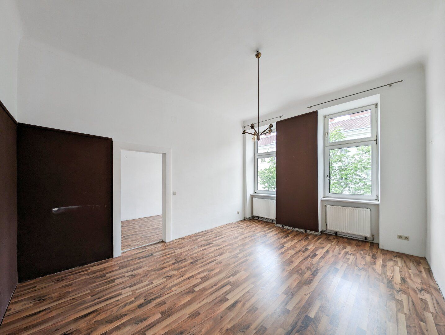 ++Q18++ Renovation-needed 2-room old building flat, lots of potential