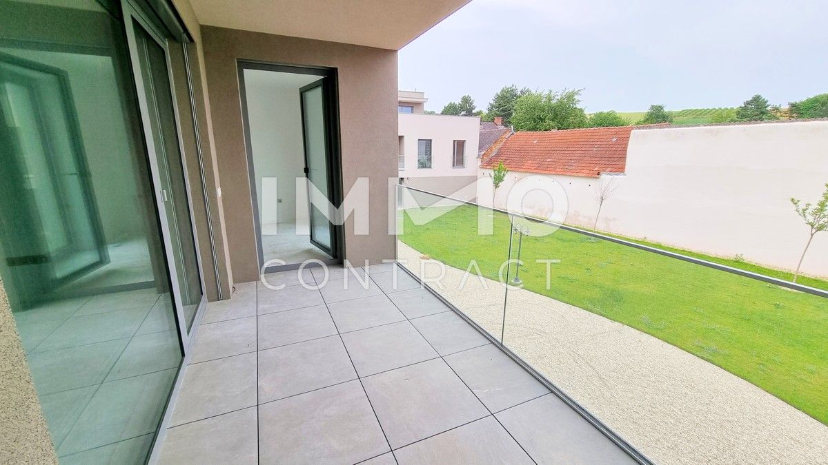 Erstbezug: Helle 2-Zimmer-Wohnung mit gemütlicher Loggia in Münichsthal