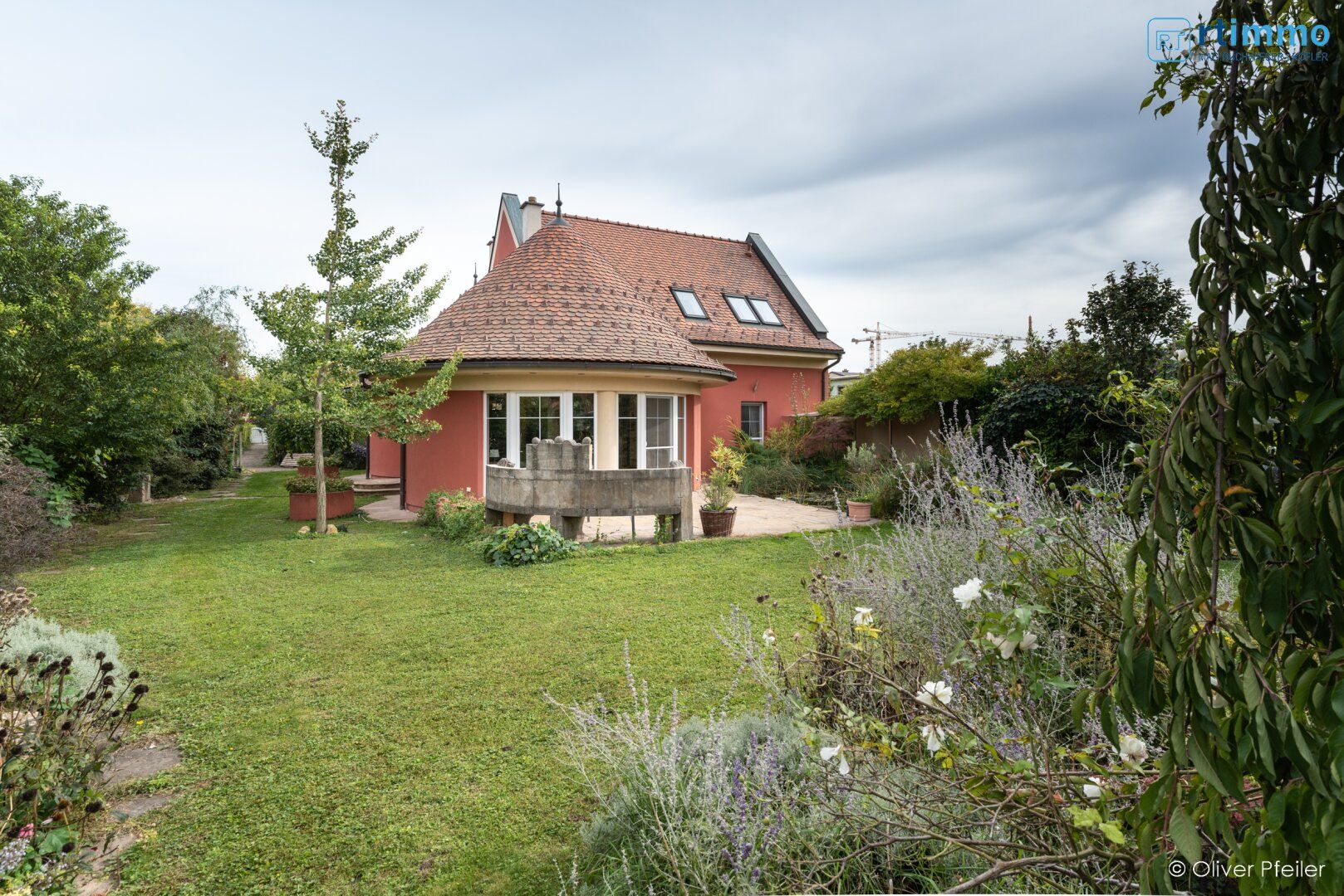 STYLISCHE ARCHITEKTENVILLA MIT TERRASSEN und NATURTEICH auf EIGENGRUND