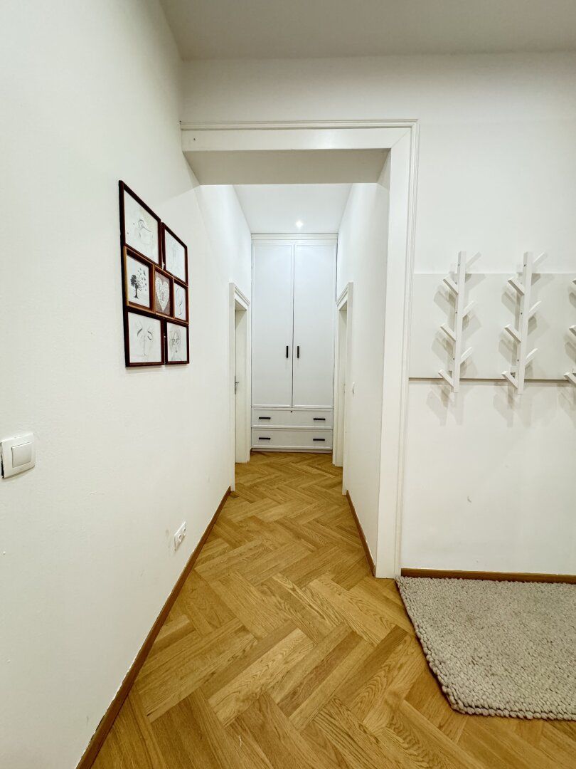 Mitten im Geschehen - Stilvolle, modernisierte Altbauwohnung im repräsentativen, hochwertig sanierten Altbautraumhaus!
