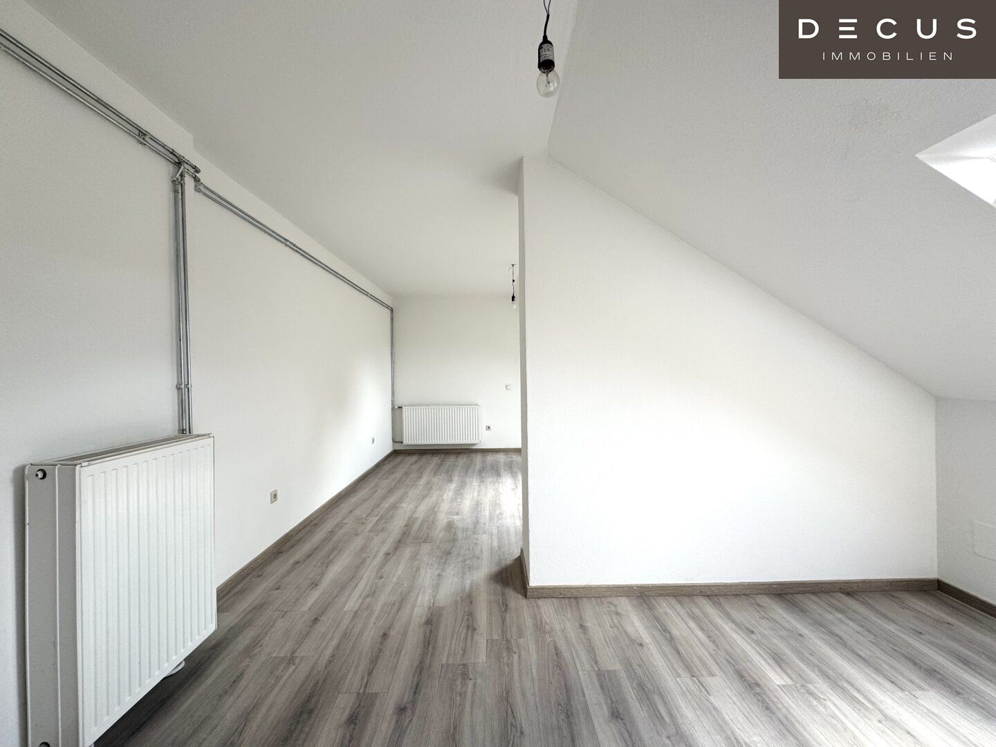 | CHARMANTE DACHGESCHOSSWOHNUNG | HELL & ZENTRAL | 4. OG | IDEAL FÜR SINGLES & STUDENTEN | TOP LAGE | NÄHE UNI